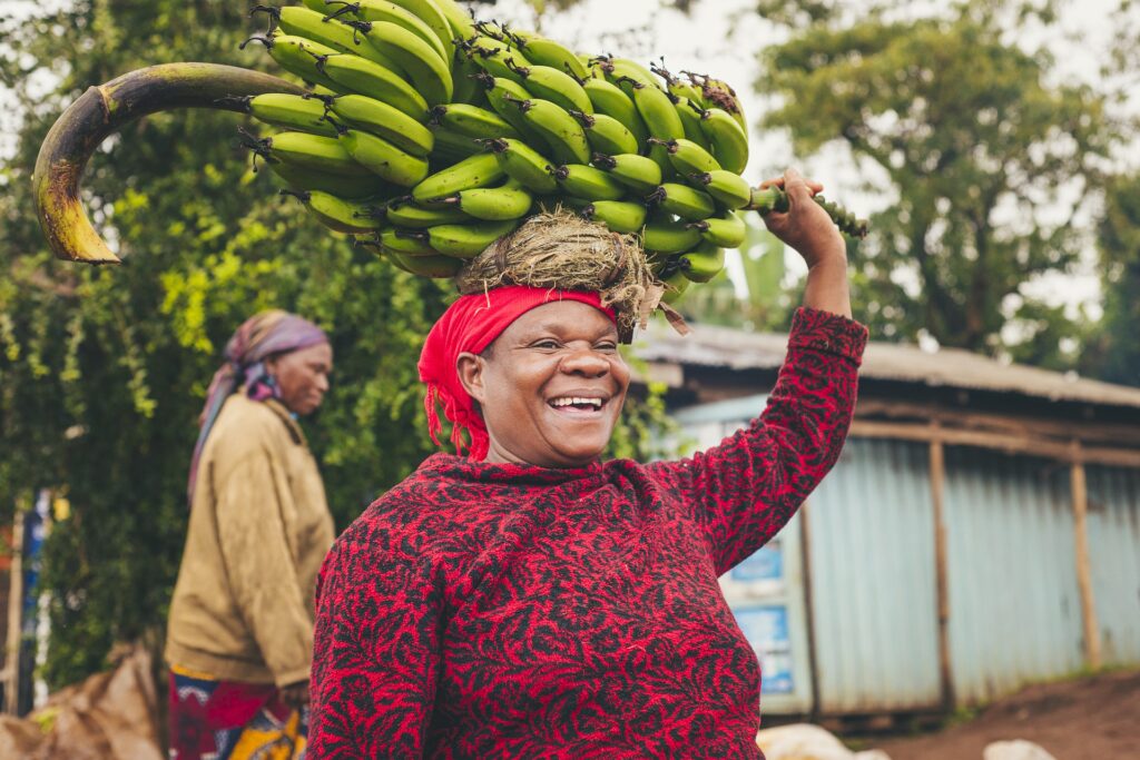 Frau in Tansania mit Bananen