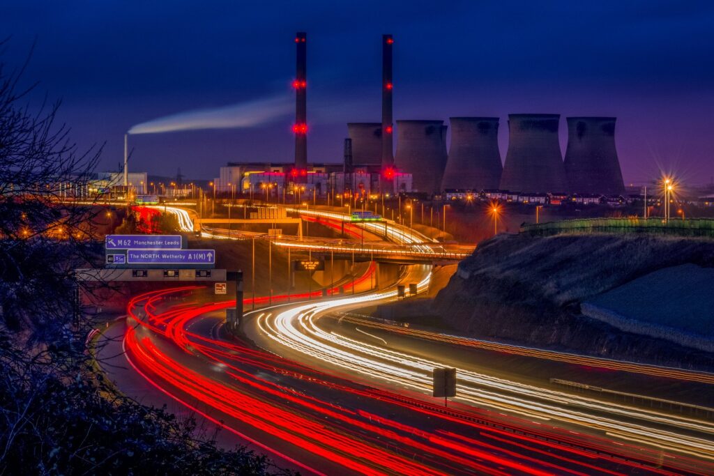 Fabrik mit Autobahn